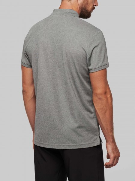 Le mannequin homme porte le polo PA489 de dos en coloris Grey Heather