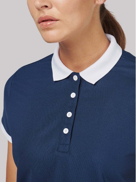 Zoom sur le col et les boutons du polo pour femme PA490 en coloris Sporty Navy / white