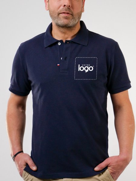 mannequin homme portant le Polo Pierrot unisexe personnalisable fabriqué en France mannequin homme portant le Polo Pierrot unisexe personnalisable fabriqué en France