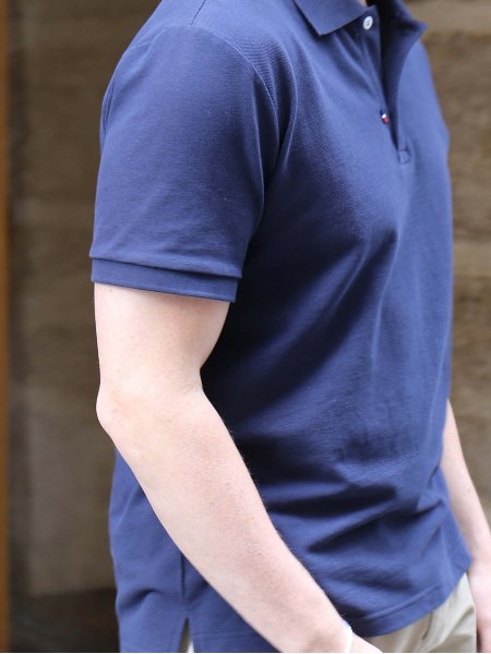mannequin homme de 3/4 portant le Polo Pierrot unisexe personnalisable fabriqué en France mannequin homme de 3/4 portant le Polo Pierrot unisexe personnalisable fabriqué en France