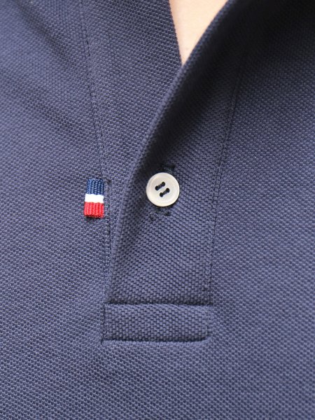 zoom sur le col du Polo Pierrot unisexe personnalisable fabriqué en France zoom sur le col du Polo Pierrot unisexe personnalisable fabriqué en France