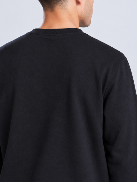 Mannequin homme de dos portant un sweat col rond personnalisable JH030 en coloris jet black zoom sur les détails avec votre design et zone de personnalisation Mannequin homme de dos portant un sweat col rond personnalisable JH030 en coloris jet black zoom sur les détails avec votre design et zone de personnalisation
