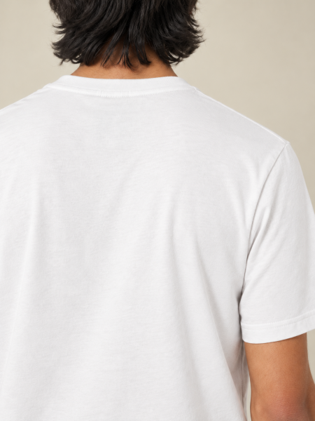 Mannequin homme de dos portant le tee-shirt unisexe en coton bio recyclé Re-Creator en couleur RE-white vu zoomer sur les détails