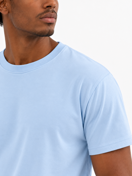 T shirt Imperial vu détaillé 11500 en coloris ciel porté par un mannequin homme