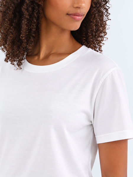 Mannequin femme de face portant le t-shirt IMPERIALW 11502 couleur blanc zoom sur les détails Mannequin femme de face portant le t-shirt IMPERIALW 11502 couleur blanc zoom sur les détails