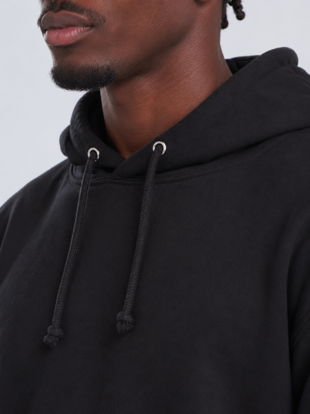 Mannequin homme de face portant le sweat à capuche JH001 en coloris jet black vue détaillée avec votre design dans la zone de personnalisation Mannequin homme de face portant le sweat à capuche JH001 en coloris jet black vue détaillée avec votre design dans la zone de personnalisation