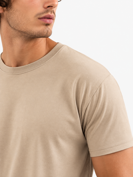 Vue détaillé de face homme du tee-shirt Regent en coloris sable à personnaliser Vue détaillé de face homme du tee-shirt Regent en coloris sable à personnaliser