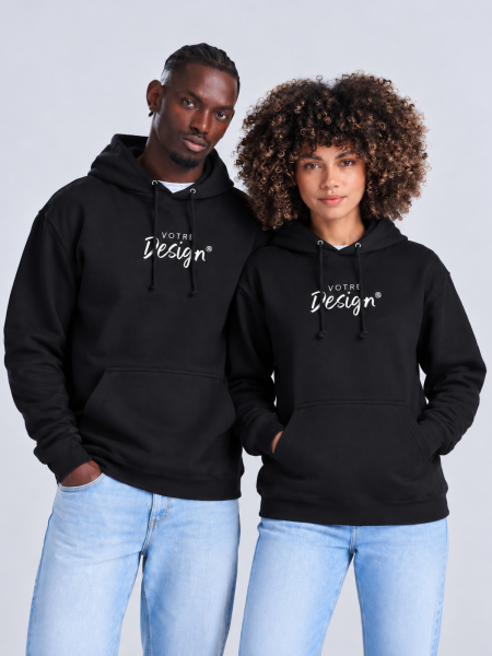 Mannequin femme et homme de face portant le sweat à capuche JH001 en coloris jet black avec votre design dans la zone de personnalisation Mannequin femme et homme de face portant le sweat à capuche JH001 en coloris jet black avec votre design dans la zone de personnalisation