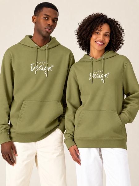 homme et femme de face portant un sweat Cruiser 2.0 à personnaliser, en coloris faded olive homme et femme de face portant un sweat Cruiser 2.0 à personnaliser, en coloris faded olive
