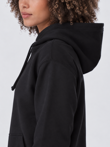 Mannequin femme de face portant le sweat à capuche JH001 en coloris jet black vue détaillée avec votre design dans la zone de personnalisation Mannequin femme de face portant le sweat à capuche JH001 en coloris jet black vue détaillée avec votre design dans la zone de personnalisation