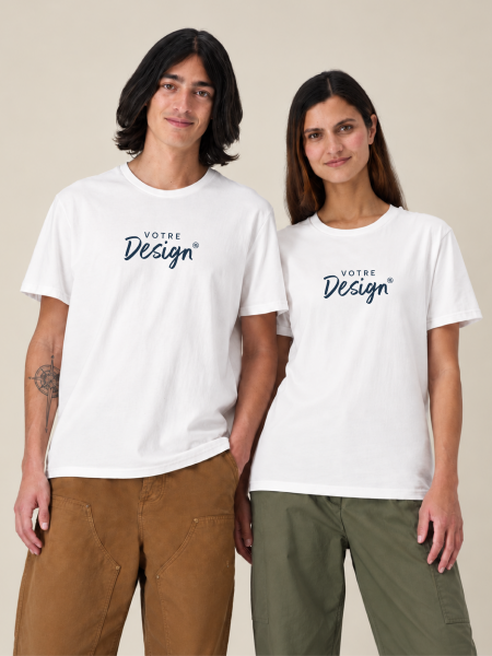 Mannequin homme et femme de face portant le tee-shirt unisexe en coton bio recyclé Re-Creator en couleur RE-white