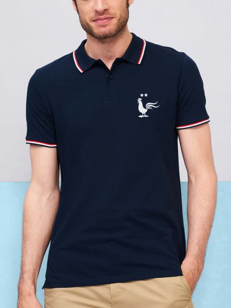 Exemple de logo floqué sur le polo tricolore Prestige en coloris French Marine Exemple de logo floqué sur le polo tricolore Prestige en coloris French Marine