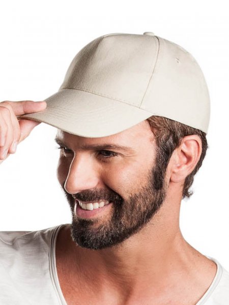 La casquette KP051 à personnaliser en coloris Beige Le mannequin porte la casquette 5 panneaux KP051 à personnaliser en coloris Beige