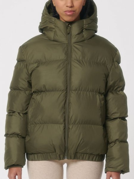 Photo studio de la veste Puffer khaki portée de face Une femme porte la veste Puffer khaki