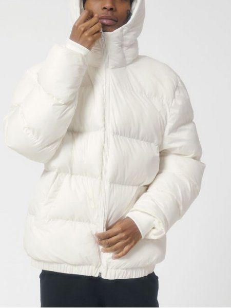 Photo studio de la veste Puffer blanche portée de face Un homme porte la veste unisexe Puffer blanche sans logo
