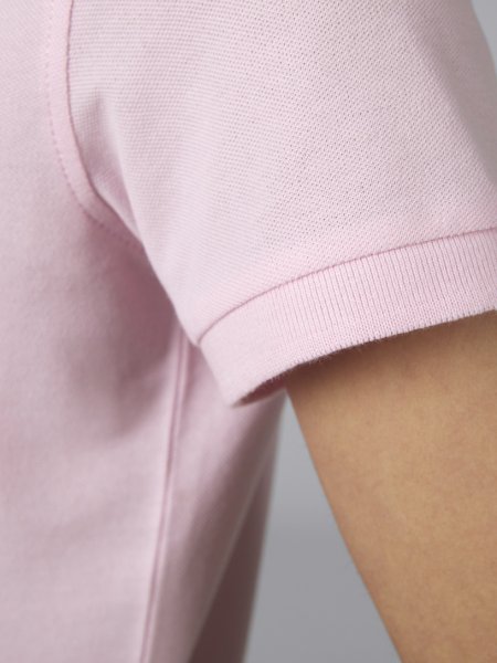 Zoom sur les détails de la manche du polo femme en coton bio CGPW440 en coloris Orchid Pink