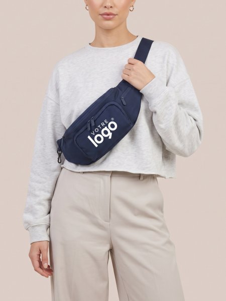 Sac banane multipoches QD012 French Navy porté, personnalisé avec votre design Sac banane multipoches QD012 French Navy porté, personnalisé avec votre design