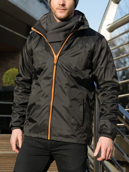 Coupe vent imperméable unisexe R189X en coloris Black/Orange porté par un homme