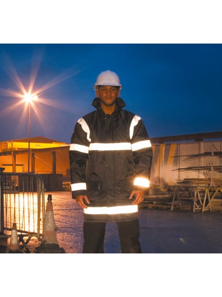 Parka de sécurité matelassée R23 portée de nuit, bandes rétroréfléchissantes éclairées
