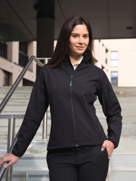 Mannequin femme de face portant la veste softshell R231F couleur noir Mannequin femme de face portant la veste softshell R231F couleur noir