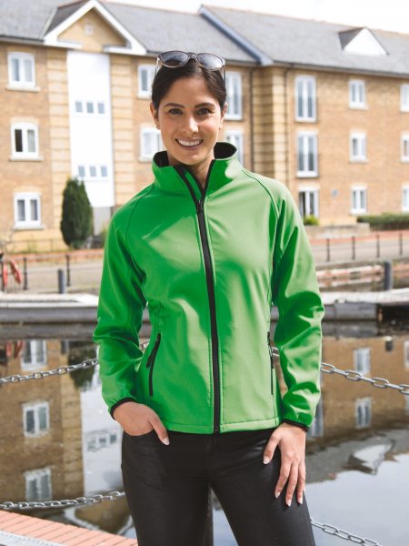 Mannequin femme de face portant la veste softshell R231F couleur vert Mannequin femme de face portant la veste softshell R231F couleur vert