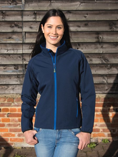 Mannequin femme de face portant la veste softshell R231F couleur marine Mannequin femme de face portant la veste softshell R231F couleur marine