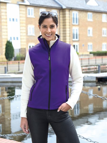 Mannequin femme de face portant le gilet softshell R232F coloris violet Mannequin femme de face portant le gilet softshell R232F coloris violet