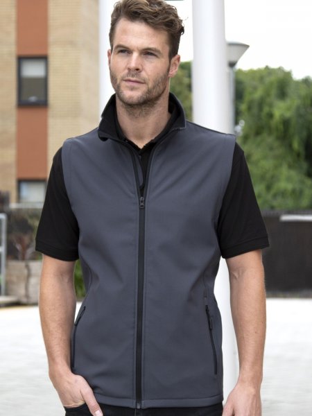 Mannequin homme de face portant le gilet softshell R232M coloris gris