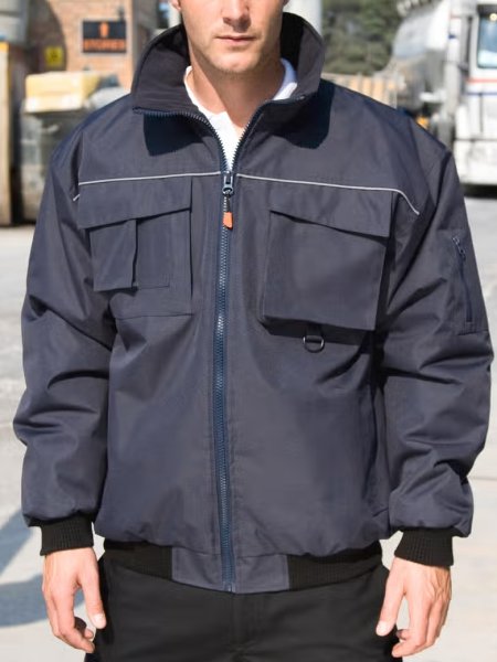 mannequin homme de face en extérieur portant la Veste Pilote Sabre R300X
