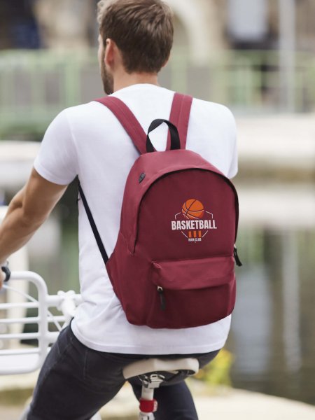 Sac à dos Rider coloris bordeaux porté par un homme en vélo, avec exemple de logo imprimé