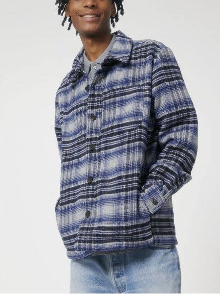 Vue de face du la surchemise Un homme porte la surchemise unisexe River Check sans logo