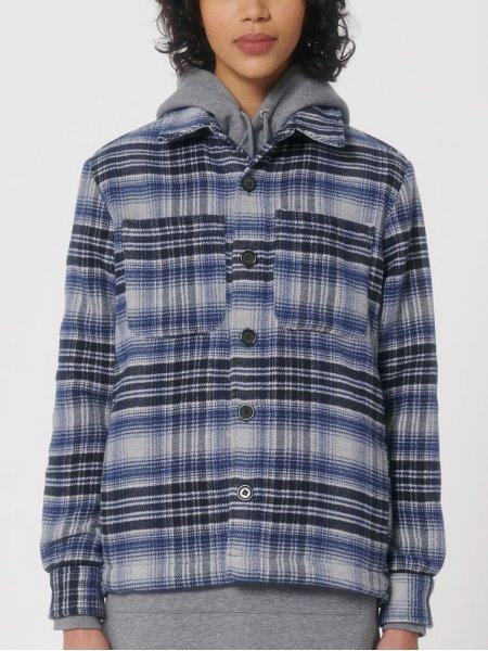 Vue de face Une femme porte la surchemise River check sans logo