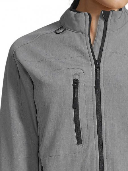 Détails col et poche poitrine de la veste softshell Roxy en coloris Gris chiné