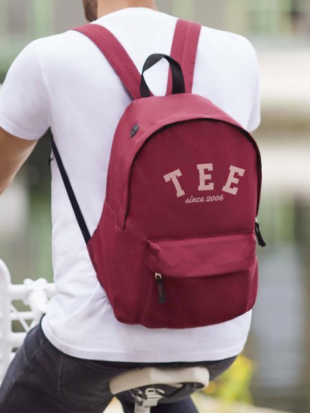 Sac à dos Rider coloris bordeaux porté par un homme en vélo, avec exemple de logo floqué