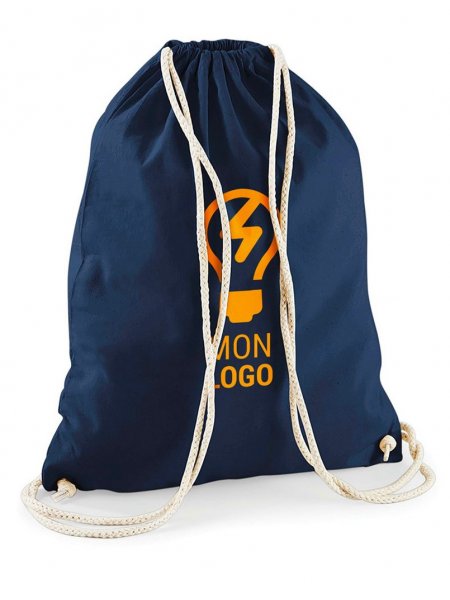 Sac à dos coton W110 en coloris Navy avec exemple d'impression Sac à dos cordelettes W110 en coloris Navy avec un logo orange imprimé sur la face