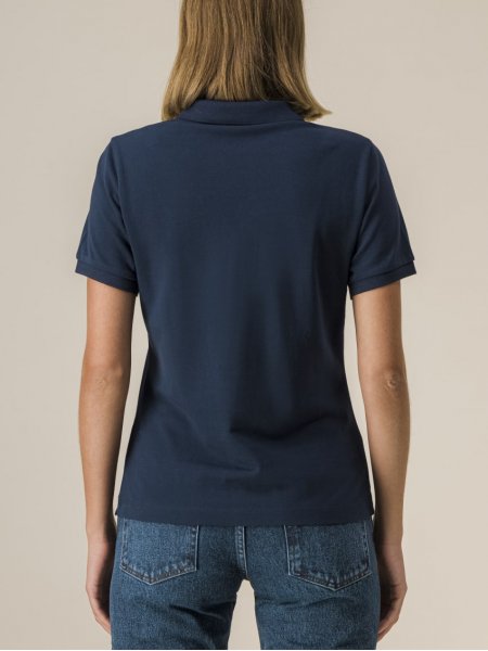 mannequin femme de dos portant le Polo Stella Coaster personnalisable mannequin femme de dos portant le Polo Stella Coaster personnalisable