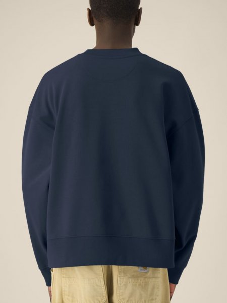 mannequin homme de dos portant le Sweat Ryler personnalisable mannequin homme de dos portant le Sweat Ryler personnalisable