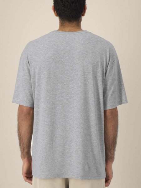 mannequin homme de dos portant le T-shirt Blaker personnalisable mannequin homme de dos portant le T-shirt Blaker personnalisable