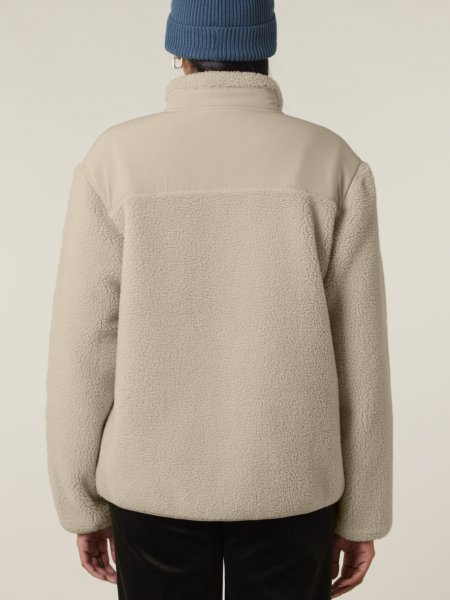 mannequin femme de dos portant la Sherpa Brooker personnalisable