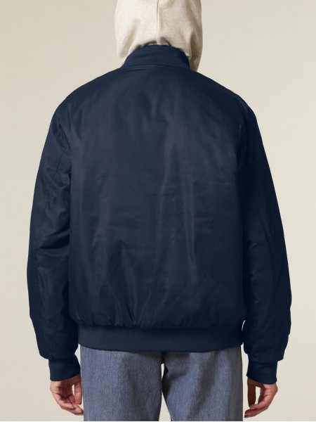mannequin femme de dos portant le Bomber 2.0 personnalisable mannequin femme de dos portant le Bomber 2.0 personnalisable