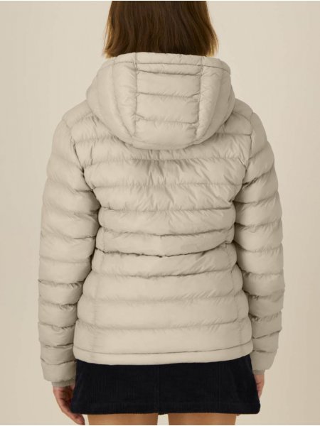 mannequin femme de dos portant la Stella Voyager 2.0 personnalisable mannequin femme de dos portant la Stella Voyager 2.0 personnalisable