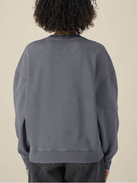 mannequin femme de dos portant le Sweat Radder 2.0 Vintage personnalisable