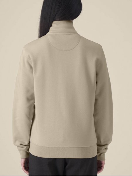 mannequin femme de dos portant le Sweat Trailer 2.0 personnalisable mannequin femme de dos portant le Sweat Trailer 2.0 personnalisable