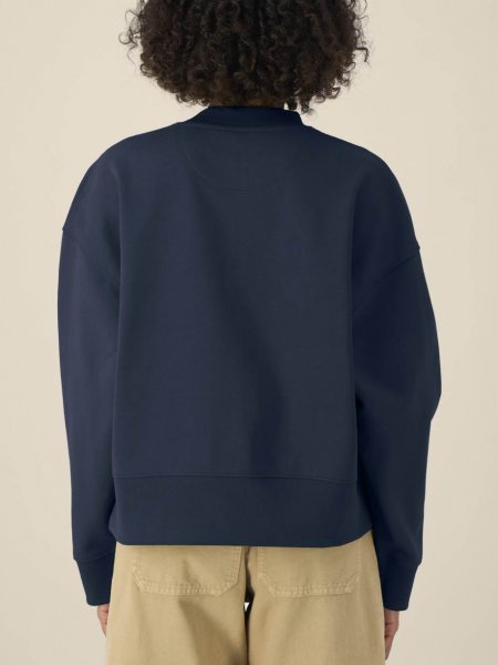 mannequin femme de dos portant le Sweat Ryler personnalisable mannequin femme de dos portant le Sweat Ryler personnalisable