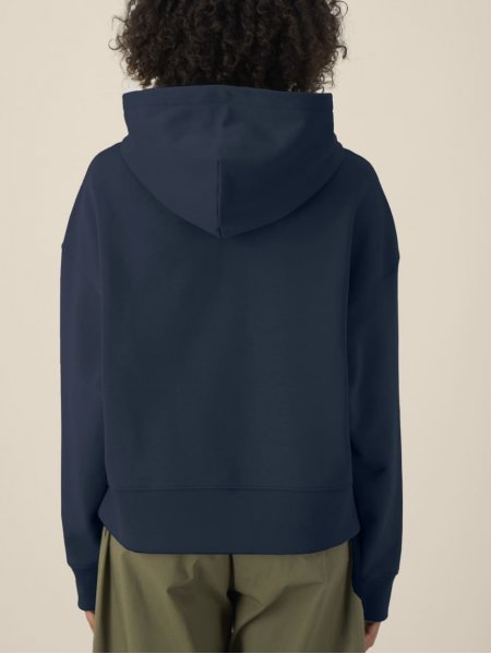 mannequin femme de dos portant le Sweat Voicer personnalisable mannequin femme de dos portant le Sweat Voicer personnalisable