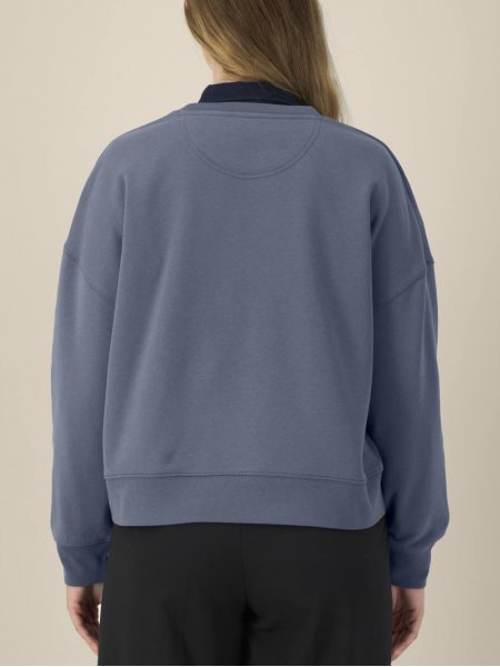 mannequin femme de dos portant le Sweat Stella Alma personnalisable mannequin femme de dos portant le Sweat Stella Alma personnalisable