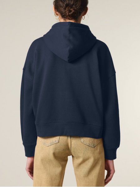 mannequin femme de dos portant le Sweat Stella Ida personnalisable mannequin femme de dos portant le Sweat Stella Ida personnalisable