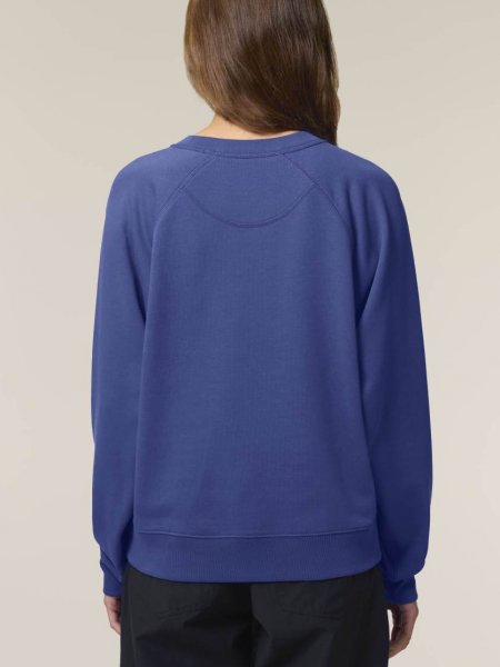 mannequin femme de dos portant le Sweat Stella Clara personnalisable mannequin femme de dos portant le Sweat Stella Clara personnalisable