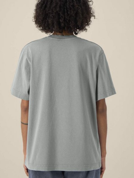 mannequin femme de dos portant le T-shirt Freestyler Vintage personnalisable mannequin femme de dos portant le T-shirt Freestyler Vintage personnalisable