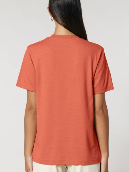 femme de dos portant le t-shirt personnalisable sparker 2.0 en coloris FIesta femme de dos portant le t-shirt personnalisable sparker 2.0 en coloris FIesta